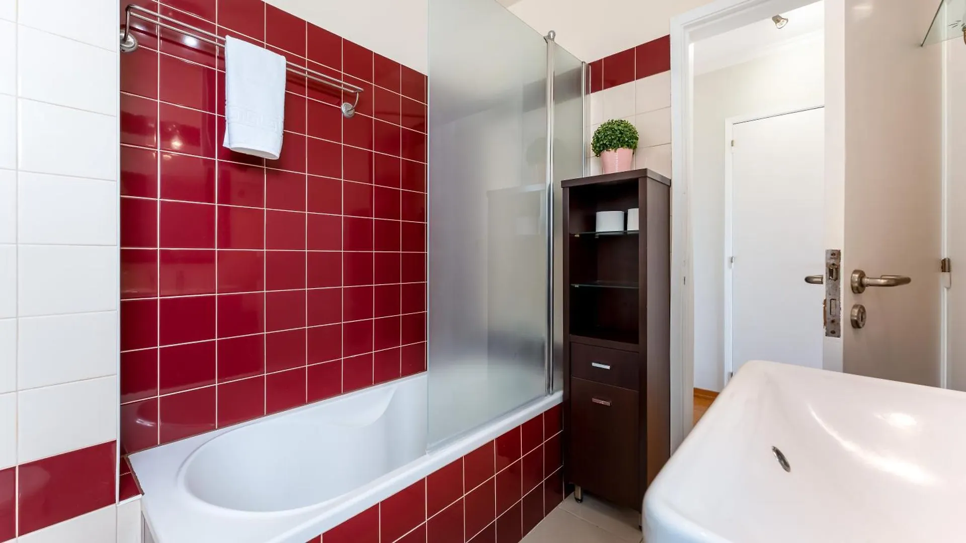 Apartment Comfy 3 Bdr Flat With Pool & Balcony By Lovelystay Portimao