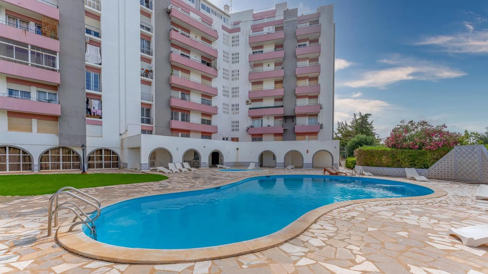Comfy 3 Bdr Flat With Pool & Balcony By Lovelystay Portimao